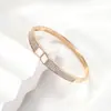Pulsera geométrica con incrustaciones de diamantes de alta venta transfronteriza para mujer, pulsera simple y de moda, joyería versátil de estilo coreano con nácar, moderna y personalizada, para el trabajo