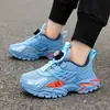 Tênis com fivela giratória, novo modelo de primavera, sapatos atléticos respiráveis, tênis esportivos leves de malha, sapatos casuais para meninos mais velhos