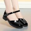 Zapatos de mujer de una sola capa con hebilla 2023 Nuevos zapatos huecos tacón grueso zapatos de verano para mujer zapatos de madre sandalias de malla de punta cerrada