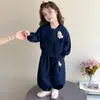 Conjunto Esportivo de Primavera e Outono para Meninas 2026 Novo Moda Outono Infantil Jaqueta de Bebê Estilosa Conjunto de Duas Peças