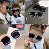 Gafas de sol de moda para niños en stock, Gafas de sol cuadradas de resina con estampado de letras geniales para niños, Gafas de sol cuadradas personalizadas