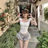 Camiseta branca de manga curta com ombro a ombro para mulheres, estilo doce e picante de verão, acinturada, design justo, top curto modelador