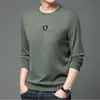 Nueva sudadera elegante para hombre de otoño e invierno, moderna y versátil, camiseta larga informal de moda, estampado casual de alta gama respetuoso con la piel