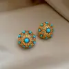 Brincos de agulha prateados com diamantes, brincos de tarraxa oval plissados de borboleta, brincos vintage retrô com um design único, brincos de nicho para mulheres