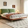 Cama tapizada en tela estilo vintage de mediados de siglo con cabeceros dobles separados, patas finas de metal con veta de madera, cama grande para dormitorios principales pequeños