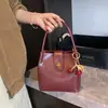Bolsa Pequena Texturizada Urbana Simples Retrô 2025 Nova Moda Passeio Bolsa de Mão Popular Bolsa Transversal de Ombro Bolsa Balde