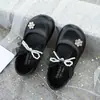 Zapatos de princesa para niños, zapatos Mary Jane plateados para actuaciones, zapatos de piel para niñas con lazos, suelas suaves, perlas, adecuados para primavera y otoño