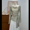Fábrica de Origem Outono Americana Garota Quente Manga Sino Ombro Caído Camiseta Feminina Design Irregular Top Emagrecedor