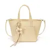 Bolso de diseño único para mujer, nuevo estilo transfronterizo 2026, bolsa de mano de alta calidad con gran capacidad, adecuado para ir al trabajo, se puede llevar en la mano, al hombro o cruzado.