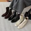 Botas brancas leitosas estilo coreano, que aumentam a altura e emagrecem, para outono e inverno de 2026, botas de tornozelo elásticas versáteis com bico redondo e salto baixo para mulheres