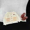 Cárdigan de otoño para bebé estilo coreano 2026 nueva chaqueta acolchada con bolsillo para niños ropa de otoño para bebés top versátil para niños