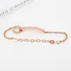 Pulseira de Aço Inoxidável Europeia e Americana de Nicho Fivela de Anel Retrô Pulseira Simples Dourada Letras Inglesas Diamante Único Pulseira de Titânio