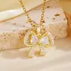 Colar com pingente de laço colorido estilo francês INS com diamantes para mulheres, à prova d'água PVD e retentor de cor, corrente de aço inoxidável 304