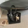 Bolsa Grande de Couro Estilo Retrô Feminina 2026 Outono/Inverno Nova Bolsa de Ombro Casual para o Trabalho Bolsa Tote Versátil de Alta Qualidade