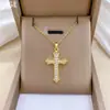 Collar cruz de acero de titanio con diamantes, cadena versátil para la clavícula de moda de lujo ligero, joyería de colgante de alta gama para mujer