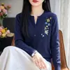 Cárdigan de punto bordado floral artístico para mujer, cuello redondo, de un solo botón, suéter bordado vintage, prenda exterior versátil de manga larga para ir al trabajo
