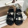 Procesamiento y Personalización de Sandalias de Moda Gruesas Europeas y Americanas Transfronterizas 5cm Doble Correa Blanco y Negro Oso Galleta Sandalias Exteriores para Mujer