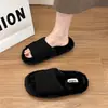 Zapatillas de algodón simples y mullidas, nuevo estilo para uso en casa, diseño de punta abierta, otoño/invierno 2026, planas para mujer, zapatillas marrones de moda para usar en exteriores