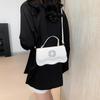 Bolso de mano informal de moda, novedad de verano 2024, bonito y sencillo bolso de hombro para desplazamientos, pequeño y fresco bolso cruzado cuadrado pequeño.