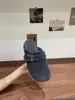 Chinelos Tendência de Solado Grosso Estilo Birkenstock, Sapatos Peludos Preguiçosos para Mulheres, Uso Externo, Outono e Inverno 2025, Meio-Chinelos Peludos que Aumentam a Altura