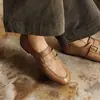 Mocassins retrô genuínos em couro estilo britânico, versáteis para primavera e outono, com fivela de cinto, solado reto, tamanho grande, sapatos casuais femininos para comércio transfronteiriço