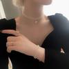 Collar corto elegante de estilo Hepburn de alta gama con cadena de clavícula sencilla, collar ligero de lujo con cuatro cuentas y colgante de perlas para mujer.