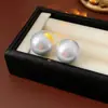Pendientes Redondos Sencillos de Perla Aguja Plateada de Moda Versátiles para Viajes al Trabajo Pendientes Retro de Nicho Pendientes de Alto Temperamento para Mujer