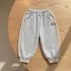 Calça de Moletom Esportiva Infantil Outono 2026 Novo Estilo Primavera e Outono Roupa Infantil para Bebês Calça Versátil Tendência