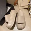 Pantuflas que usan las mujeres versión coreana de suela gruesa sensación de pisar excremento moda de celebridad de internet chancla de una tira verano playa sandalias de playa al por mayor