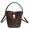 Bolso de Mano Sencillo con Estampado de Leopardo Mate Tipo Cubo para Mujer 2025 Otoño Nuevo Estilo Bolso de Hombro Cruzado Elegante de Lujo Ligero