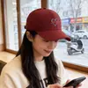 Gorra de Béisbol Beige Versátil de Invierno Estilo Coreano con Visera Rígida para Mujer con Bordado de Corazón y Letras, Gorra de Béisbol con Visera Estilo Japonés para Hombre