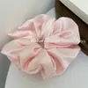 Elástico de Cabelo Scrunchie Elegante Estilo Francês em Cetim Creme para Primavera e Verão, Prendedor de Cabelo Estiloso de Alta Qualidade para Rabo de Cavalo, Adequado para o Trabalho e Férias, Acessório de Cabelo para Mulheres