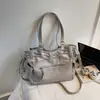 Bolsa de Motocicleta con Remaches Estilo Nuevo 2026, Bolso Tote Retro de Gran Capacidad, Bolso de Hombro para Viajes Diarios, Aspecto Elegante, Bolso de Mano Sencillo