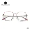 Mukoo Eyewear ofrece cientos de armazones de anteojos versátiles que pueden marcar la diferencia en tu estilo.. Gafas sencillas de montura grande que hacen que tu rostro se vea más pequeño