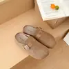 Chinelos fechados estilo retrô francês, novos slip-ons casuais outono/inverno 2026, meias-chinelos Birkenstock versáteis com separação de dedos