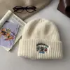 Gorro de Lana Bordado de Oso Lindo de Dibujos Animados para Mujer Invierno Nuevo Circunferencia de Cabeza Grande Gorro de Punto con Protección para las Orejas Cálido Gorro Baotou
