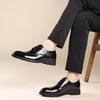 Novos sapatos pretos para deslocamento masculinos, sapatos casuais de couro bovino com camada superior, bico fino, moda versátil, padrão de crocodilo jovem