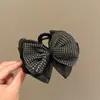 Grampo de Cabelo de Organza com Laço de Bolinhas de Alto Padrão com um Toque Estiloso para Meninas, Presilha Tubarão para a Parte de Trás da Cabeça, Acessório de Cabelo de Boutique