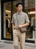 Camisa Retro Japonesa de Rayas Verticales con Bolsillo Decorado de Manga Corta para Hombre, Nuevo Top Casual Holgado de Pana para Mujer