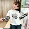 Nova Blusa de Manga Comprida Primavera/Outono para Meninas, Camisa Base Listrada com Estampa de Desenho Patchwork, Camiseta Estilosa de Algodão Puro para Bebê