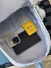 Mochila com estampa de borboletas em uma suave e branca atmosfera de luar, uma mochila pequena fresca e jovial para fugas de férias de conto de fadas
