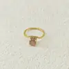 Anel Redondo de Diamante Único Moda Luxo Leve Europeu e Americano para Mulheres, Temperamento Elegante, Anel Personalizado de Aço Titânio, Joia de Mão Feminina, Atacado Transfronteiriço