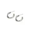 Pendientes de aro metálicos 2026 nuevo modelo popular, lujo ligero de alta gama, pendientes de botón elegantes, joyería de nicho única, encanto femenino
