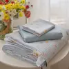 [Productos Premium de Xiangling] Juego de cuatro piezas de colcha de verano de gasa de doble capa transpirable 100% algodón con diseño de cordón, gasa de doble cara