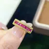 Anel de Coríndon Vermelho com Corte Princesa e Cravação em Canal Anel de Dedo com Espinélio Azul Fecho Ruyi Contas da Sorte Joia de Mão Versátil de Alta Qualidade na Moda