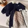 Jaqueta Infantil com Forro de Fleece Outono Inverno 2025 Novo Estilo para Meninos e Meninas, Top com Zíper e Cordão, Jaqueta de Bebê Tendência, Quente