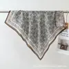 2026 Nuevo Bufanda Cuadrada Pequeña de Algodón Terciopelo Estampada por Ambos Lados para Primavera y Verano Bufanda de Cuello Versátil y Elegante para Mujer que Realza el Cutis