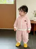 Doce e Estiloso Conjunto de Roupa para Bebê Menina Primavera e Outono Nova Blusa de Moletom com Capuz Listrada da Moda e Calça Casual Conjunto de Duas Peças