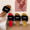 Fivela de metal de nicho transfronteiriça alça chinelos peludos vestuário feminino para exterior outono e inverno moda superfície de pelúcia de pelo de coelho sola plana slip-on