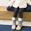 Leggings de otoño e invierno para niñas, forrados de felpa y engrosados, versátiles para usar como prenda exterior, color liso con rayas verticales, combinados con puños de calcetín para mayor calidez